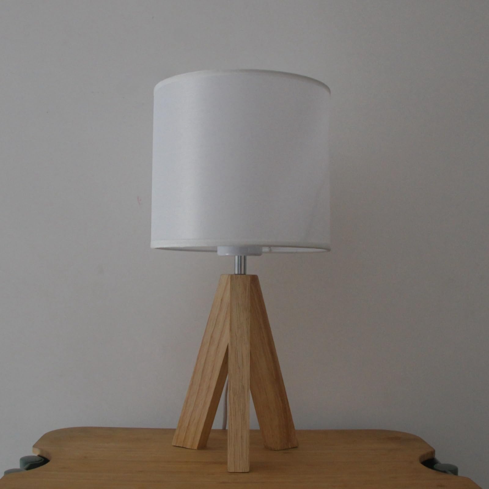 Ysjuenaii Modern Tripod Table Lamp With Wooden Base, White Fabric Shade, Bedside Desk Light For Bedroom (White)