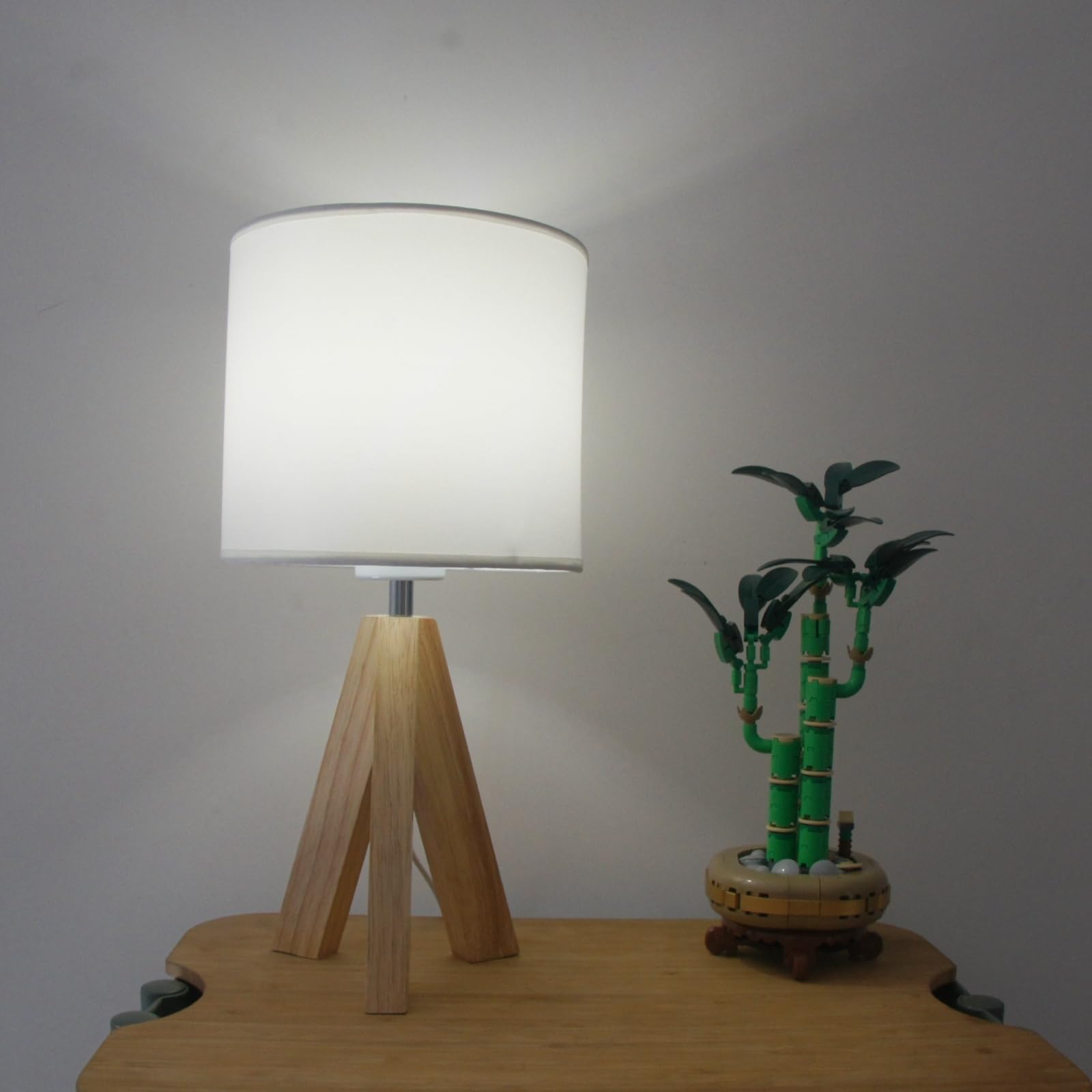 Ysjuenaii Modern Tripod Table Lamp With Wooden Base, White Fabric Shade, Bedside Desk Light For Bedroom (White)