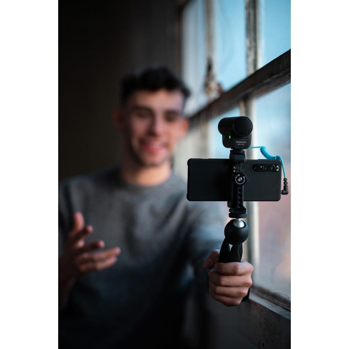 Sennheiser Professional Mke 400 + Mobile Kit, Directional On-Camera Microphone With Smartphone Clamp & Manfrotto Pixi Mini Tripod, 509257, Auxiliary,Black
