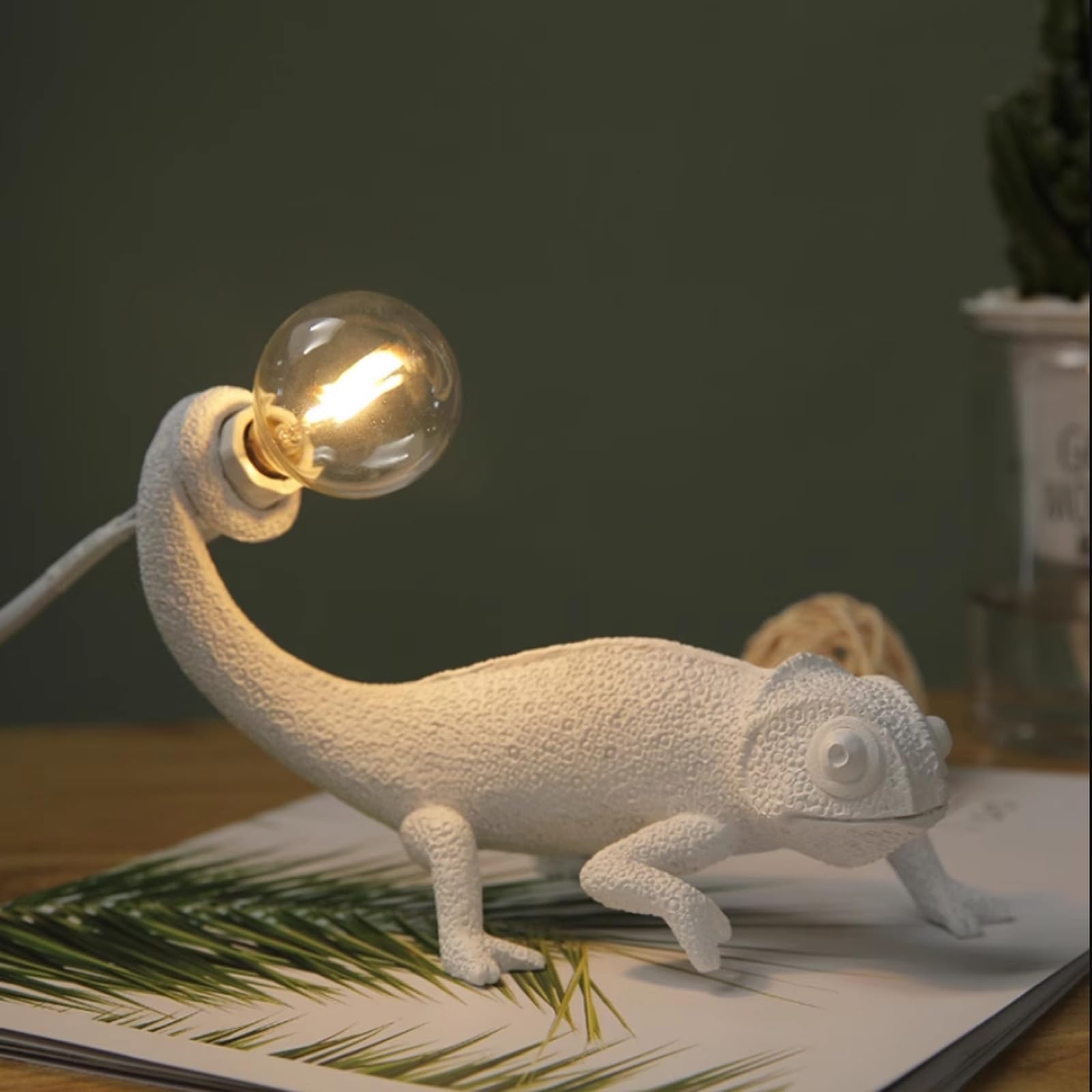 Lazhug Modern Resin Small Animal Table Lamp,Cute Led Chameleon Aesthetic Lamp Kids Nightstand Lamp Bedroom Lizard Decor Funky Light (White Lizard)
