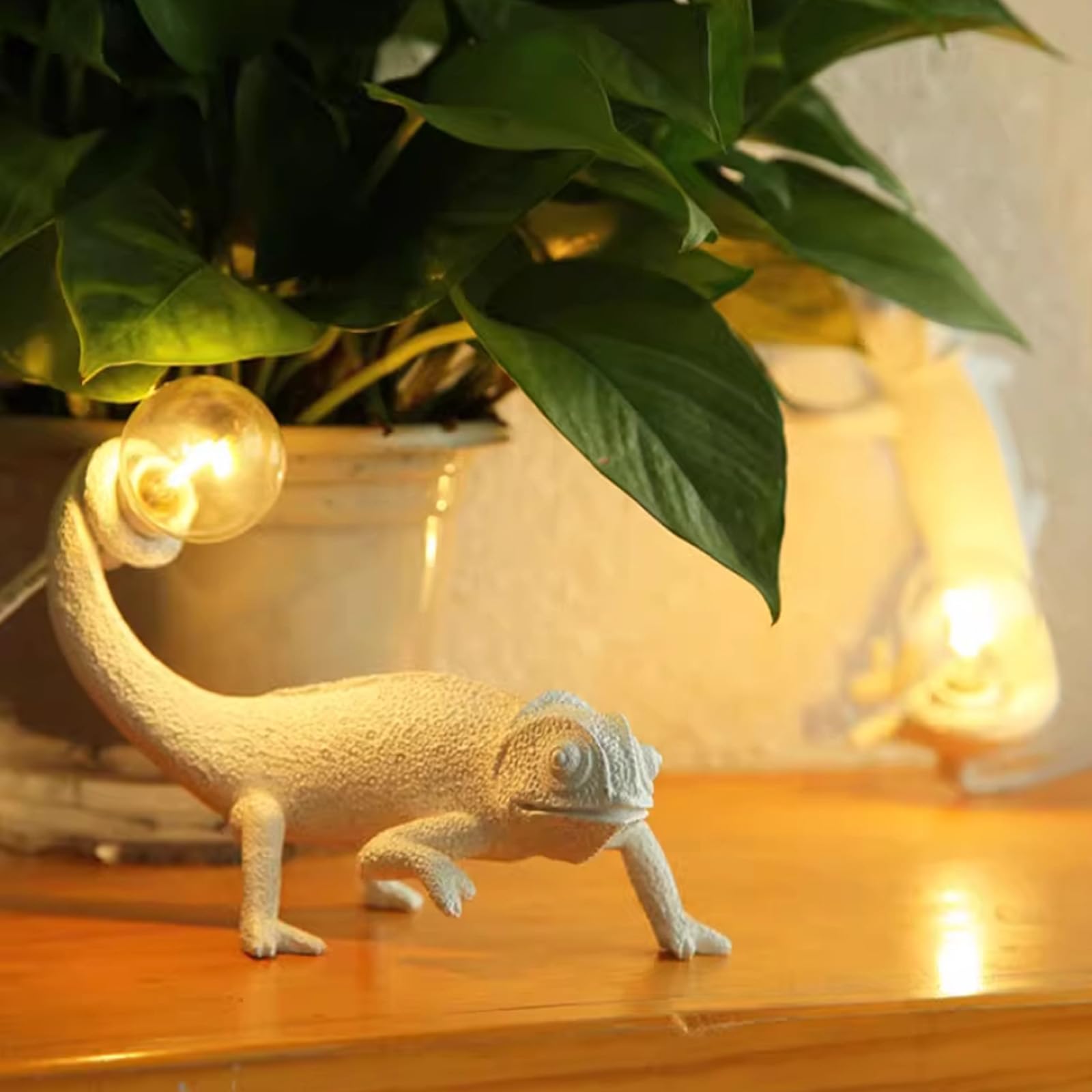 Lazhug Modern Resin Small Animal Table Lamp,Cute Led Chameleon Aesthetic Lamp Kids Nightstand Lamp Bedroom Lizard Decor Funky Light (White Lizard)