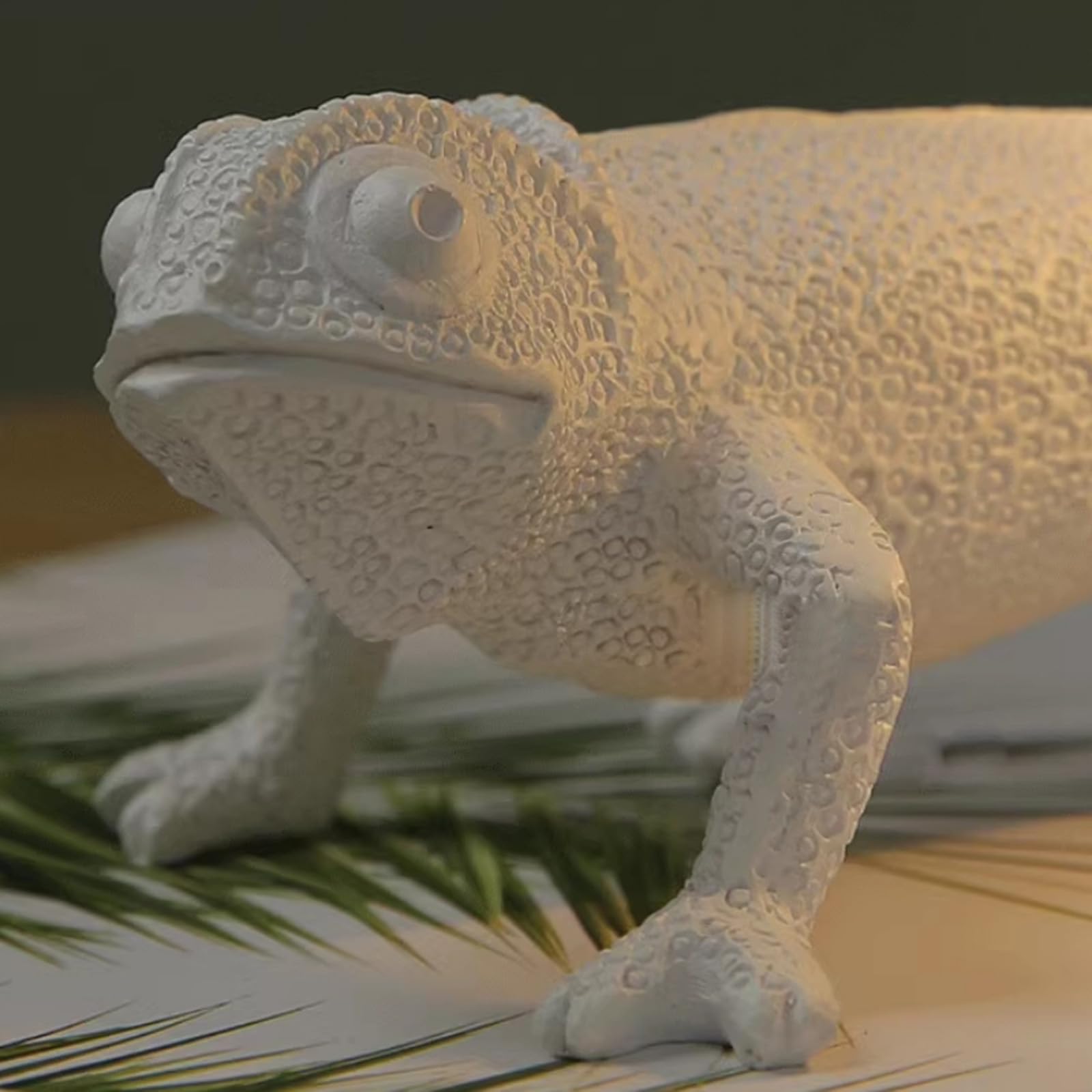 Lazhug Modern Resin Small Animal Table Lamp,Cute Led Chameleon Aesthetic Lamp Kids Nightstand Lamp Bedroom Lizard Decor Funky Light (White Lizard)