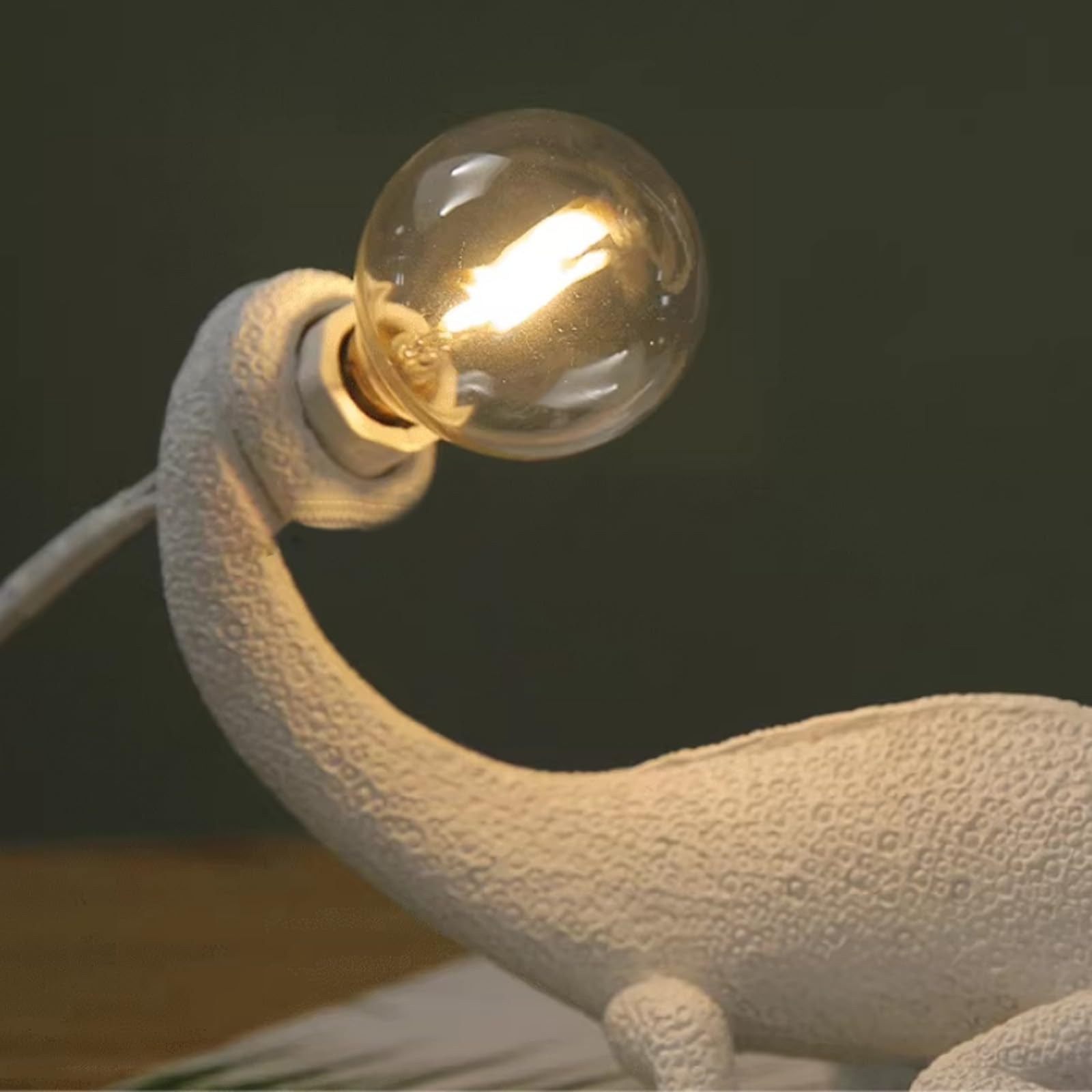 Lazhug Modern Resin Small Animal Table Lamp,Cute Led Chameleon Aesthetic Lamp Kids Nightstand Lamp Bedroom Lizard Decor Funky Light (White Lizard)